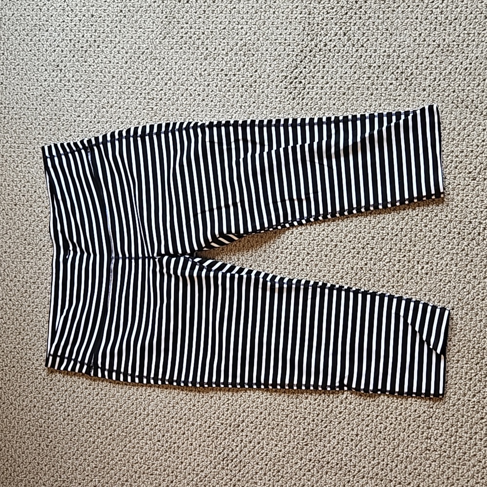 Athleta stripes Chaturanga Capri Leggings black and white XL
